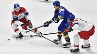 Boj o puk. Zleva Filip Chytil, William Nylander ze Švédska a Jakub Voráček. Boj o puk. Zleva Filip Chytil, William Nylander ze Švédska a Jakub Voráček.
