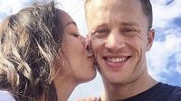 Norský biatlonista Tarjei Bö s přítelkyní Gitou Simonsenovou Norský biatlonista Tarjei Bö s přítelkyní Gitou Simonsenovou