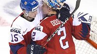 Češi Jakub Lauko a brankář Lukáš Dostál po prohře s Američany. Češi Jakub Lauko a brankář Lukáš Dostál po prohře s Američany.