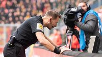 Rozhodčí Karel Hrubeš zkoumá video po zákroku Florina Nity na Josefa Hušbauera během Slavia - Sparta. Rozhodčí Karel Hrubeš zkoumá video po zákroku Florina Nity na Josefa Hušbauera během Slavia - Sparta.