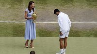 Srbský tenista Novak Djokovič přebírá trofej pro wimbledonského vítěze od vévodkyně Kate Srbský tenista Novak Djokovič přebírá trofej pro wimbledonského vítěze od vévodkyně Kate
