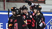 Střelec pátého gólu Sparty Ondřej Mikliš (uprostřed) přijímá gratulace od spoluhráčů během utkání hokejové Ligy mistrů. Střelec pátého gólu Sparty Ondřej Mikliš (uprostřed) přijímá gratulace od spoluhráčů během utkání hokejové Ligy mistrů.