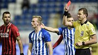 Petr Ševčík z Liberce (uprostřed) dostává červenou kartu od rozhodčího Jiřího Houdka. Petr Ševčík z Liberce (uprostřed) dostává červenou kartu od rozhodčího Jiřího Houdka.