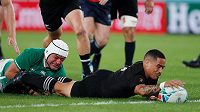 Novozélanďan Aaron Smith dává svoji první pětku v zápase. Novozélanďan Aaron Smith dává svoji první pětku v zápase.