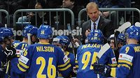 Bengt-Åke Gustafsson na lavičce švédského národního týmu, kde byl mimořádně úspěšný. teď vyhlíží angažmá ve své zemi marně. Bengt-Åke Gustafsson na lavičce švédského národního týmu, kde byl mimořádně úspěšný. teď vyhlíží angažmá ve své zemi marně.