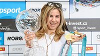 Snowboardistka a lyžařka Ester Ledecká s velkým křišťálovým glóbem za vítězství ve Světovém poháru a ze zlatými medailemi ze ZOH 2018 v Pchjončchangu. Snowboardistka a lyžařka Ester Ledecká s velkým křišťálovým glóbem za vítězství ve Světovém poháru a ze zlatými medailemi ze ZOH 2018 v Pchjončchangu.