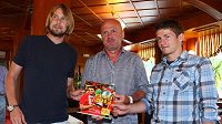 Fotbalisté Jaroslav Plašil (vlevo), Václav Pilař (vpravo) a trenér národního týmu Michal Bílek představují knihu Euro 2012 autora Karla Felta. Fotbalisté Jaroslav Plašil (vlevo), Václav Pilař (vpravo) a trenér národního týmu Michal Bílek představují knihu Euro 2012 autora Karla Felta.