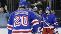 Radost! Filip Chytil (vpravo) se v zápase s Vancouverem raduje z prvního gólu v NHL. Na snímku s ním je spoluhráč z NY Rangers Chris Kreider (20). Radost! Filip Chytil (vpravo) se v zápase s Vancouverem raduje z prvního gólu v NHL. Na snímku s ním je spoluhráč z NY Rangers Chris Kreider (20).