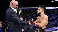 Prezident organizace UFC Dana White (vlevo) s úspěšným zápasníkem Henrym Cejudem. Prezident organizace UFC Dana White (vlevo) s úspěšným zápasníkem Henrym Cejudem.