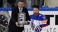 Kapitán ruské sborné Ilja Kovalčuk (vpravo) přebírá trofej pro stříbrný tým MS od prezidenta Mezinárodní hokejové federace Reného Fasela. Kapitán ruské sborné Ilja Kovalčuk (vpravo) přebírá trofej pro stříbrný tým MS od prezidenta Mezinárodní hokejové federace Reného Fasela.