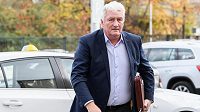 Trenér Miloš Říha přichází na sraz hokejové reprezentace. Trenér Miloš Říha přichází na sraz hokejové reprezentace.