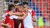 Fotbalisté Slavie se radují z gólu proti Plzni v duelu skupiny o titul. Fotbalisté Slavie se radují z gólu proti Plzni v duelu skupiny o titul.
