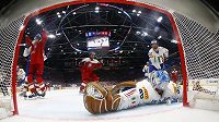 Michael Frolík (vlevo) jásá po gólu proti Italům. Bude se už příští MS hrát na kluzištích dle rozměrů NHL, na které je český útočník v Calgary zvyklý? Michael Frolík (vlevo) jásá po gólu proti Italům. Bude se už příští MS hrát na kluzištích dle rozměrů NHL, na které je český útočník v Calgary zvyklý?