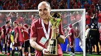 Trenér Sparty Praha Václav Kotal s trofejí za vítězství ve finále MOL Cupu v Liberci. Trenér Sparty Praha Václav Kotal s trofejí za vítězství ve finále MOL Cupu v Liberci.