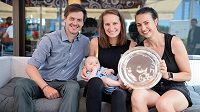 Tenistka Markéta Vondroušová (uprostřed) ve společnosti manažera Jana Koukala, jeho manželky Adély a jejich syna Joakima. Tenistka Markéta Vondroušová (uprostřed) ve společnosti manažera Jana Koukala, jeho manželky Adély a jejich syna Joakima.