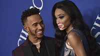 Hvězda F1 Lewis Hamilton ve společnosti modelky Winnie Harlowové. Hvězda F1 Lewis Hamilton ve společnosti modelky Winnie Harlowové.