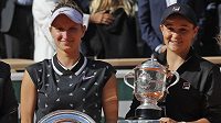 Ashleigh Bartyová (vpravo) s trofejí Suzanne Lenglenové pro vítězku tenisového French Open, vedle ní poražená finalistka Markéta Vondroušová. Ashleigh Bartyová (vpravo) s trofejí Suzanne Lenglenové pro vítězku tenisového French Open, vedle ní poražená finalistka Markéta Vondroušová.