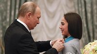 Ruský prezident Vladimir Putin vyznamenává krasobruslařku Alinu Zagitovovou po návratu z olympiády. Ruský prezident Vladimir Putin vyznamenává krasobruslařku Alinu Zagitovovou po návratu z olympiády.