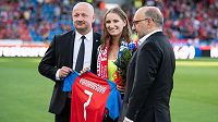 Tenistka Markéta Vondroušová a vedení fotbalové Plzně Adolf Šádek (vlevo) a Tomáš Paclík před utkáním s Olympiakosem Pireus. Tenistka Markéta Vondroušová a vedení fotbalové Plzně Adolf Šádek (vlevo) a Tomáš Paclík před utkáním s Olympiakosem Pireus.