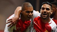 Kylian Mbappé (vlevo) se raduje z gólu Monaka s Radamelem Falcaem. Kylian Mbappé (vlevo) se raduje z gólu Monaka s Radamelem Falcaem.