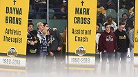 Smutný nástup hokejistů Humboldt Broncos proti Nipawin Hawks. Smutný nástup hokejistů Humboldt Broncos proti Nipawin Hawks.