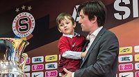 Tomáš Rosický se synem Tomášem během tiskové konference na Spartě, kde oznámil konec hráčské kariéry. Tomáš Rosický se synem Tomášem během tiskové konference na Spartě, kde oznámil konec hráčské kariéry.
