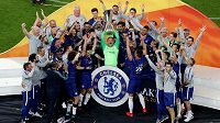 Robert Green (uprostřed s trofejí) slaví se spoluhráči triumf Chelsea v Evropské lize. Robert Green (uprostřed s trofejí) slaví se spoluhráči triumf Chelsea v Evropské lize.
