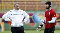 Trenér brankářů Jan Stejskal a Petr čech na tréninku fotbalové reprezentace v polské Vratislavi Trenér brankářů Jan Stejskal a Petr čech na tréninku fotbalové reprezentace v polské Vratislavi