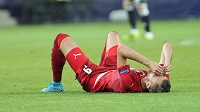 Zklamaný český fotbalista Tomáš Chorý po prohraném utkání s Dány. Zklamaný český fotbalista Tomáš Chorý po prohraném utkání s Dány.