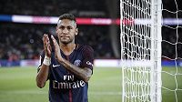 Neymar před fanoušky PSG po utkání s Toulouse. Neymar před fanoušky PSG po utkání s Toulouse.
