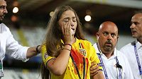 Fanynka s dresem od krve opouští hlediště utkání ME do 21 let mezi Rumunskem a Francií. Fanynka s dresem od krve opouští hlediště utkání ME do 21 let mezi Rumunskem a Francií.