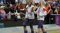 Slavné české holínky dupou po trávě Wimbledonu... Andrea Hlaváčková (vpravo) a Lucie Hradecká si v nich došly pro stříbro ze čtyřhry. Slavné české holínky dupou po trávě Wimbledonu... Andrea Hlaváčková (vpravo) a Lucie Hradecká si v nich došly pro stříbro ze čtyřhry.