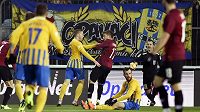 Sparťanský fotbalista Martin Frýdek a Václav Jurečka z Opavy během osmifinále MOL Cupu. Sparťanský fotbalista Martin Frýdek a Václav Jurečka z Opavy během osmifinále MOL Cupu.