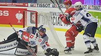 Zleva brankář Plzně Dominik Frodl, Cory Emmerton z Lausanne a Lukáš Kaňák z Plzně. Zleva brankář Plzně Dominik Frodl, Cory Emmerton z Lausanne a Lukáš Kaňák z Plzně.