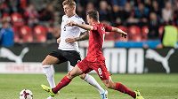 Toni Kroos (vlevo) z Německa a český záložník Vladimír Darida během utkání kvalifikace MS v Praze. Toni Kroos (vlevo) z Německa a český záložník Vladimír Darida během utkání kvalifikace MS v Praze.