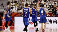 Radost v podání českých basketbalistů. Po výhře nad Polskem mají Češi jistotu, že si na mistrovství světa zahrají o konečné páté místo. Radost v podání českých basketbalistů. Po výhře nad Polskem mají Češi jistotu, že si na mistrovství světa zahrají o konečné páté místo.