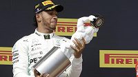 Lewis Hamilton slaví na stupních vítězů triumf ve Velké ceně Francie. Lewis Hamilton slaví na stupních vítězů triumf ve Velké ceně Francie.