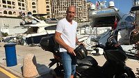 Malý skútr je tím nejlepším dopravním prostředkem, s nímž se dá po Monte Carlu jezdit. I Jan Koller na to už dávno přišel. Malý skútr je tím nejlepším dopravním prostředkem, s nímž se dá po Monte Carlu jezdit. I Jan Koller na to už dávno přišel.
