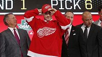 Český talent Filip Zadina míří z 6. pozice na draftu do Detroitu. Český talent Filip Zadina míří z 6. pozice na draftu do Detroitu.