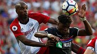 Fotbalista Wilfried Zaha z anglického Crystal Palace (vpravo) poslal po utkání s West Bromwich Albion v rámci asijského turné vzkaz fanouškům, kteří jej rasisticky urážejí. Fotbalista Wilfried Zaha z anglického Crystal Palace (vpravo) poslal po utkání s West Bromwich Albion v rámci asijského turné vzkaz fanouškům, kteří jej rasisticky urážejí.