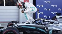 Lewis Hamilton z Mercedesu slaví vítězství ve Velké ceně Ruska.