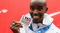 Zlatý over-hattrick: Teprve třetí maratón v životě. Výsledek? Vítězství, britský rekord, evropský rekord. Zlatý over-hattrick: Teprve třetí maratón v životě. Výsledek? Vítězství, britský rekord, evropský rekord.
