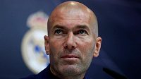 Zinédine Zidane na tiskové konferenci v Madridu, na níž oznámil svůj konec u Realu. Kam povedou jeho další kroky?