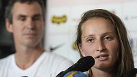 Markéta Vondroušová na tiskové konferenci. V pozadí její trenér Jan Hernych Markéta Vondroušová na tiskové konferenci. V pozadí její trenér Jan Hernych