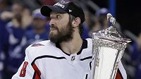 Alexandr Ovečkin s trofejí pro vítěze finále Východní konference NHL. Alexandr Ovečkin s trofejí pro vítěze finále Východní konference NHL.