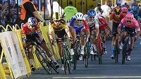 Kritický moment těsně před cílem. Nizozemec Dylan Groenewegen (ve žlutém) a jeho padající krajan Fabio Jakobsen. Kritický moment těsně před cílem. Nizozemec Dylan Groenewegen (ve žlutém) a jeho padající krajan Fabio Jakobsen.