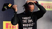 Bojovník proti rasismu má potíže. Šestinásobný mistr světa formule 1 Lewis Hamilton může mít problémy kvůli tričku s nápisem "Zavřete poldy, co zabili Breonnu Taylorovou". Bojovník proti rasismu má potíže. Šestinásobný mistr světa formule 1 Lewis Hamilton může mít problémy kvůli tričku s nápisem "Zavřete poldy, co zabili Breonnu Taylorovou".