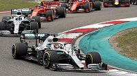 Lewis Hamilton na čele závodu před Valterrim Bottasem a dvěma vozy Ferrari. Lewis Hamilton na čele závodu před Valterrim Bottasem a dvěma vozy Ferrari.