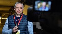 Milan Antoš (vlevo) v roli hokejového experta. Milan Antoš (vlevo) v roli hokejového experta.