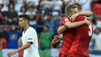 Zleva Ital Lorenzo Pellegrini a radující se čeští fotbalisté Jakub Jankto a Tomáš Chorý. Zleva Ital Lorenzo Pellegrini a radující se čeští fotbalisté Jakub Jankto a Tomáš Chorý.